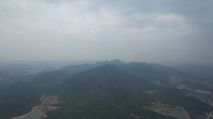 云雾缭绕的山峦景色