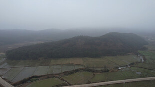 雾中朦胧山峦景观