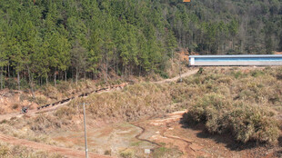 山林间行驶的一列火车