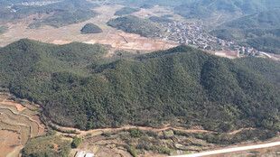 俯瞰青山环绕的乡村景色