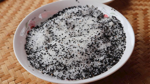 碗中黑白芝麻粒