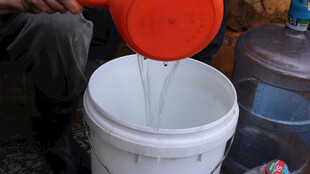 红色盖子盖在白色桶上