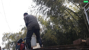 工人户外进行高处作业