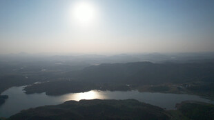 高空俯瞰河流与广阔大地