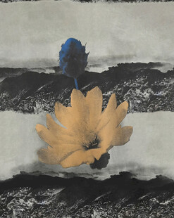 水墨风格小鸟栖于花朵上