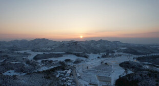 冬日雪景中的日出美景