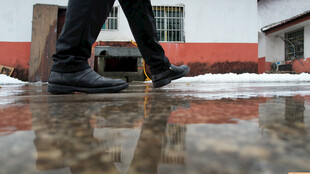 行人踏过积水路面