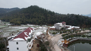 冬日山村雪景俯瞰图