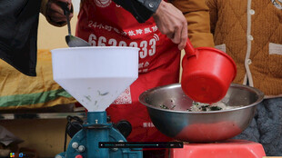 街头手工制作美食场景