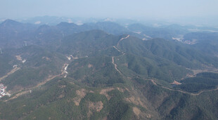 俯瞰连绵起伏的壮丽山脉