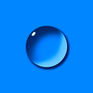 蓝色背景上的晶莹水滴