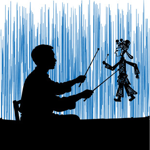 皮影戏艺人专注表演瞬间