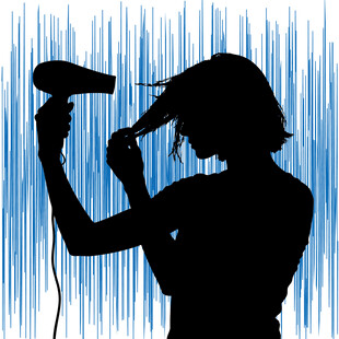 女性手持吹风机剪影