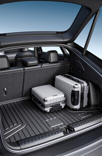 宽敞汽车后备垫子箱内部展示