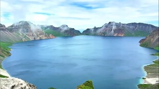 美丽湖景与周边山峦风光