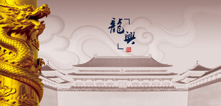 中式建筑旁的金色华丽装饰