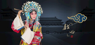 京剧扮相女子展示戏曲风采