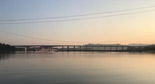 宁静北江河岸清晨日出景象