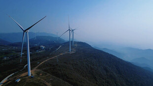 新能源大车山间风力发电机组景观
